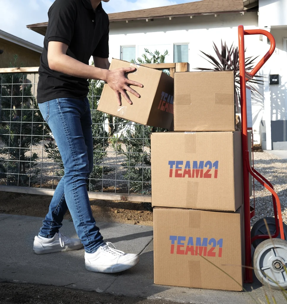 költöztető pakolja a dobozokat